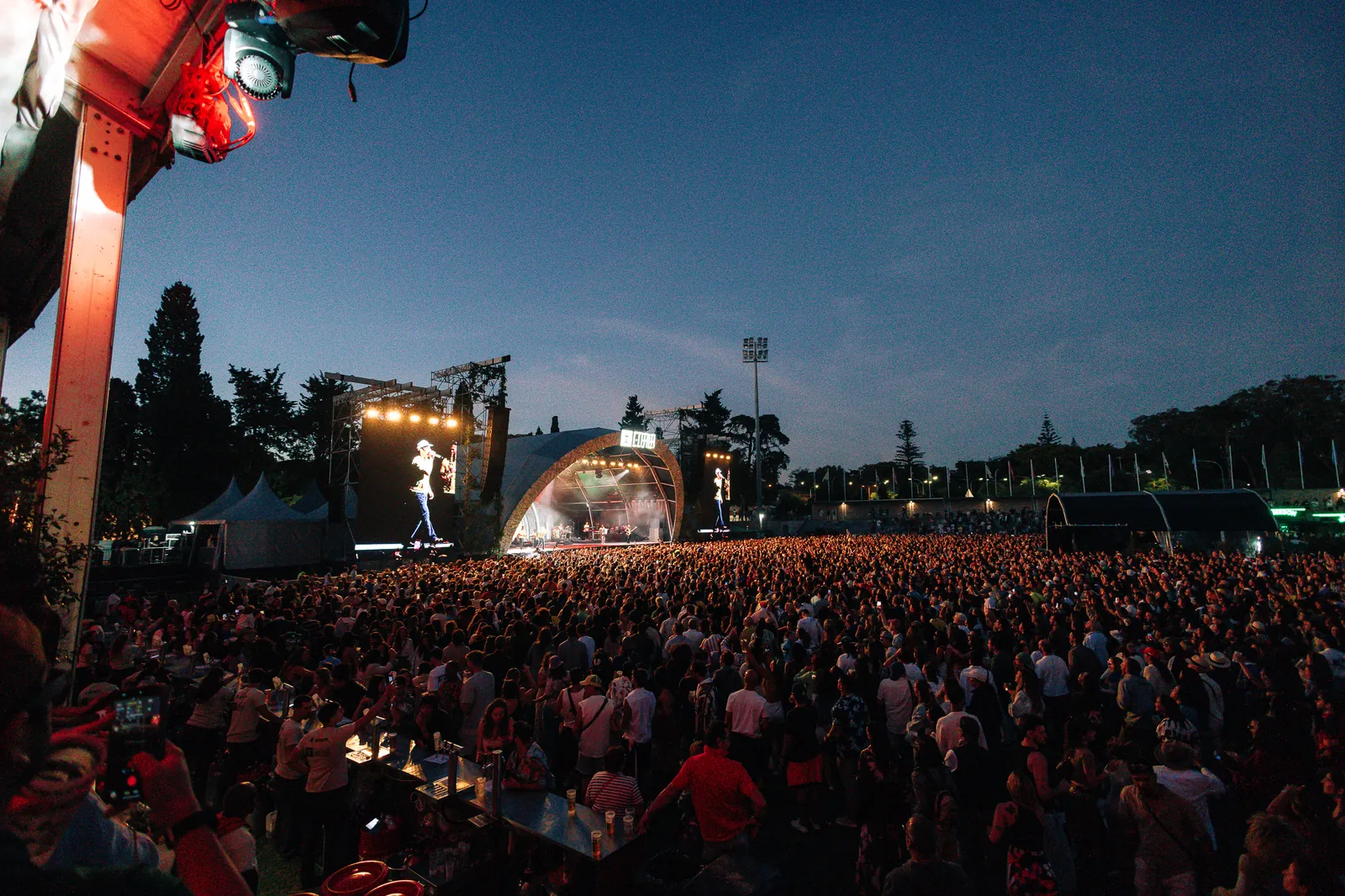 Palco principal e multidão ao entardecer