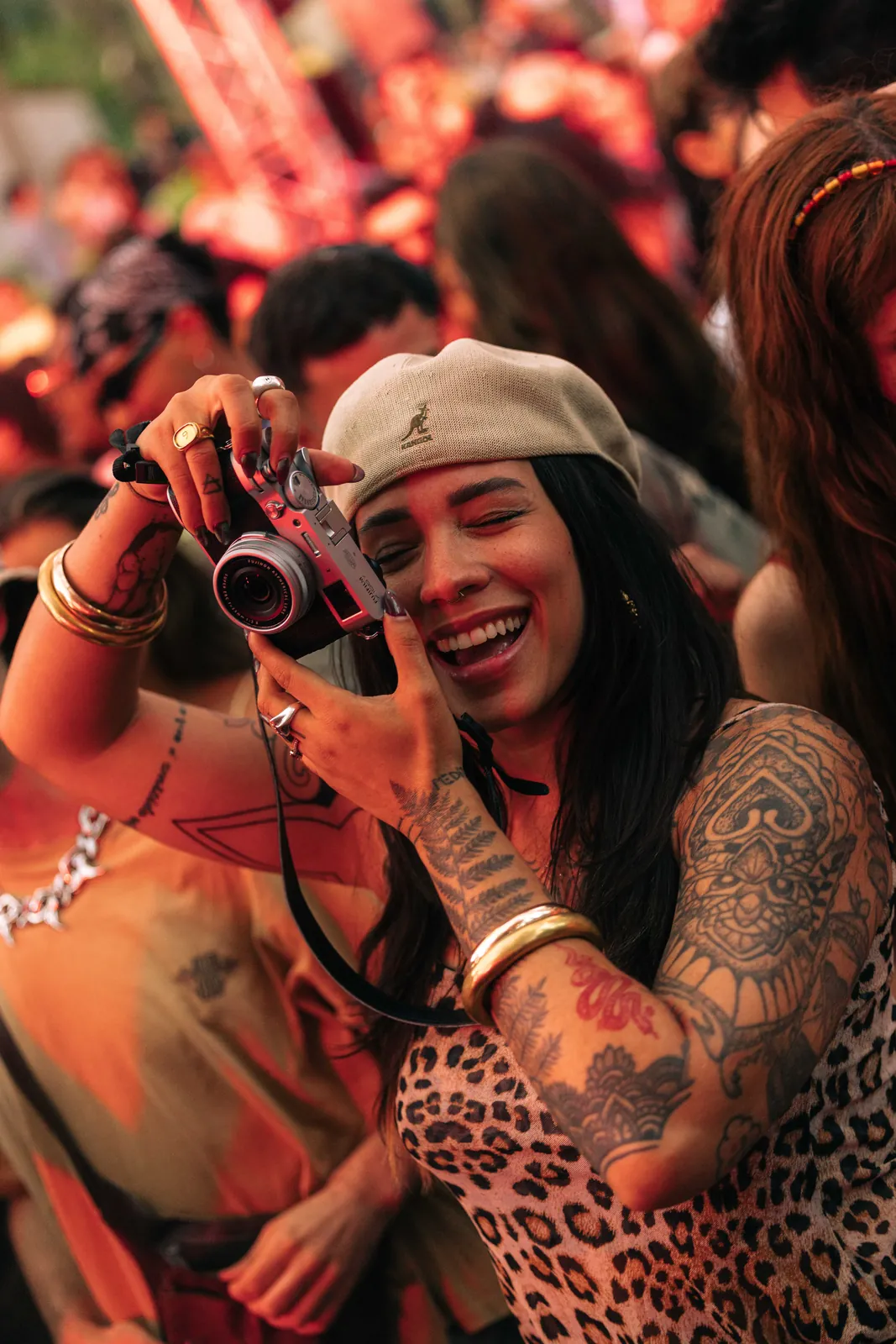 Sorriso no público, com câmara na mão