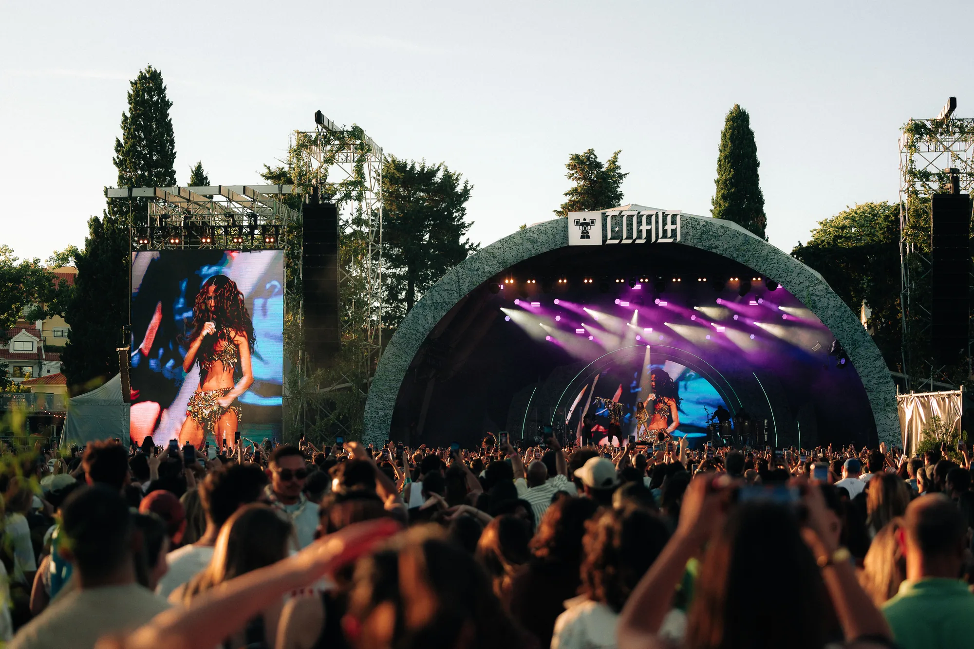 Palco principal e público do Coala Festival Portugal ao pôr do sol, em Cascais